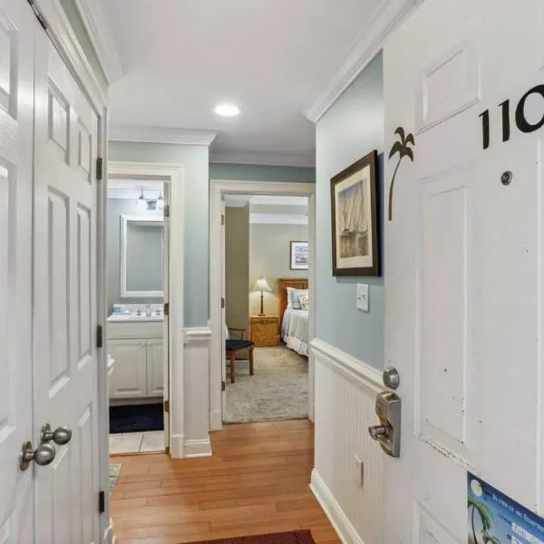 Unique 3BR, 1 of 5 Condos w/Huge Poolside Patio, Steps to Beach & Pier, Gated，位于泰比岛的酒店