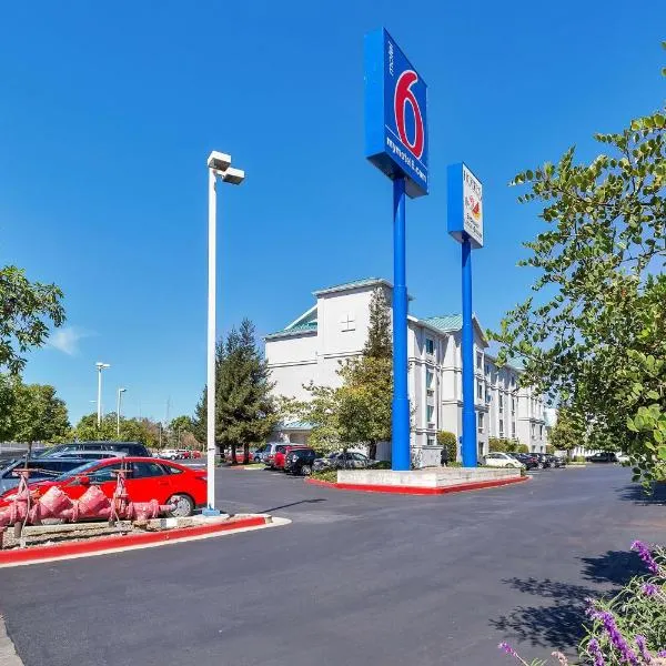 旧金山6号汽车旅馆 - 红木城，位于贝尔蒙的酒店