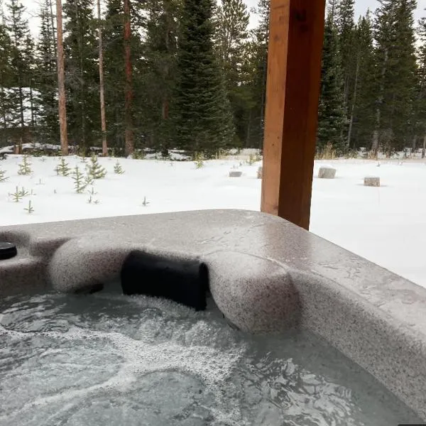 NEW HOT TUB! Secluded, tucked away cabin，位于Garo的酒店