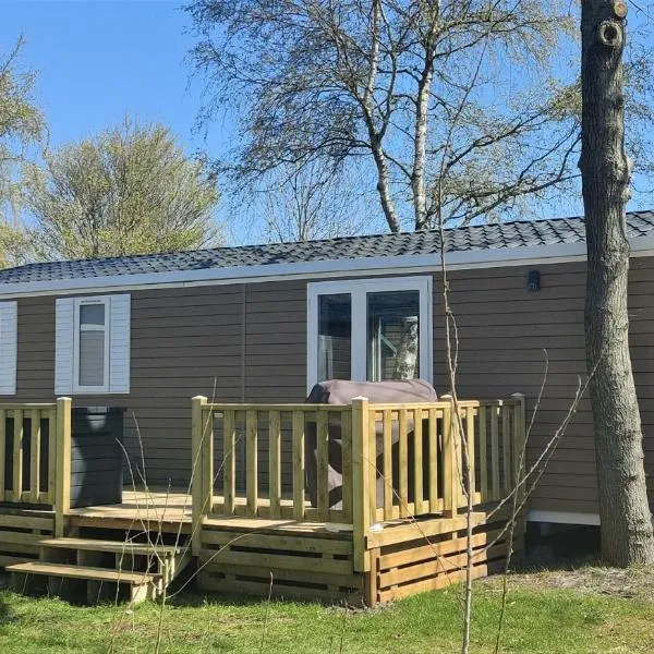 Bj Chalets - De Rug 3 - Vakantiepark Lauwersoog - Luxe chalet MET vaatwasser en inloopkast! Vroege incheck! MET AIRCO!，位于劳雷尔苏格的酒店