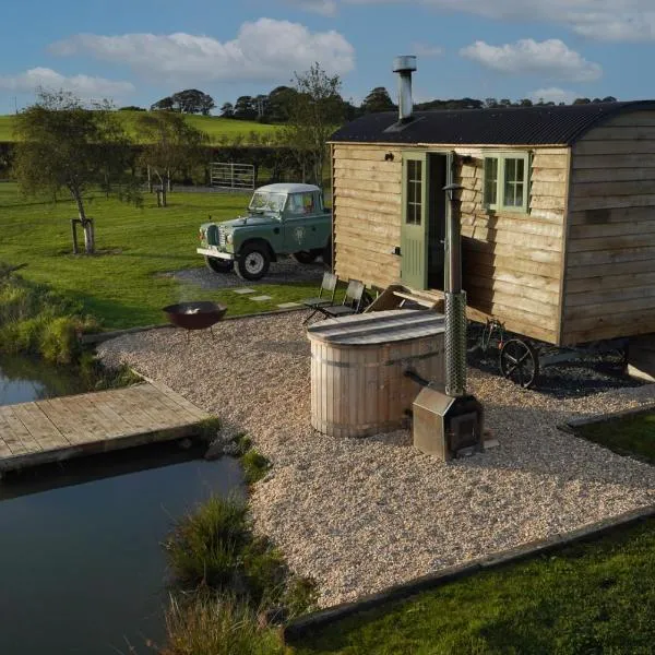 Four Acres Farm Shepherds Huts，位于Cunningburn的酒店