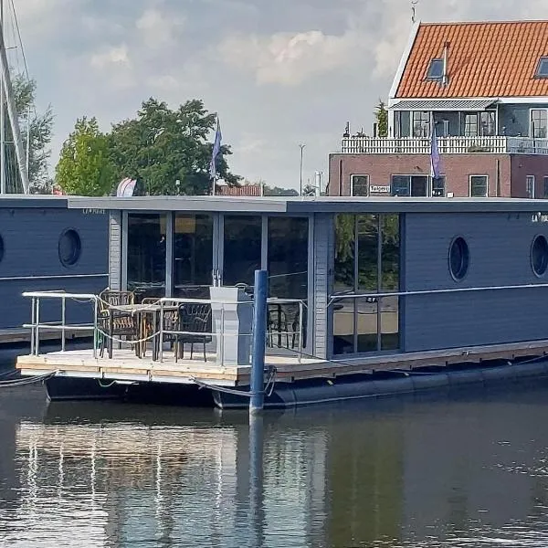 Luxury houseboat in Volendam marina，位于福伦丹的酒店