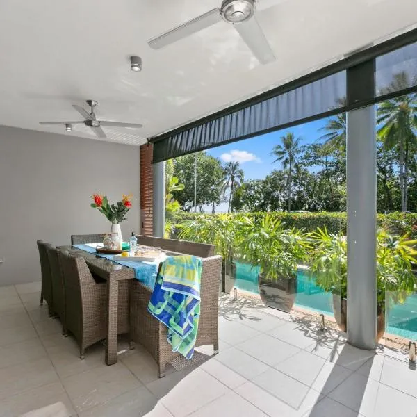 Belle Escapes Ground Floor Beachfront Apartment，位于约克斯诺波的酒店