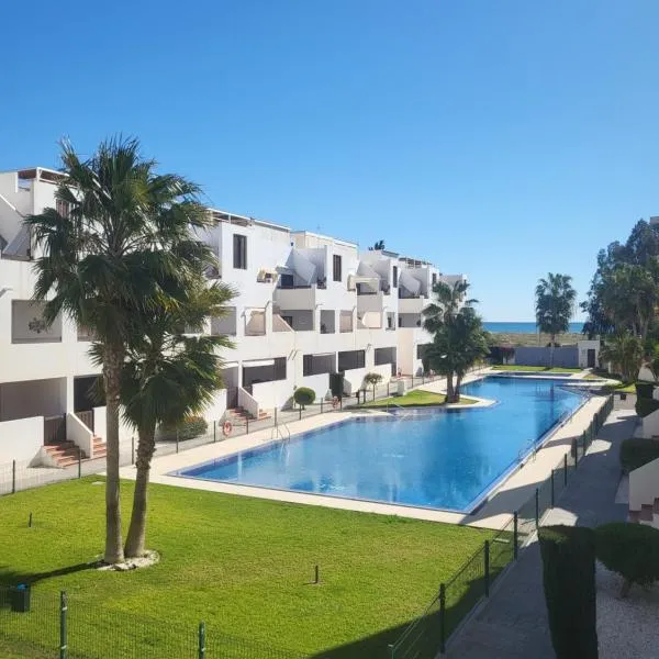 Apartamento con vistas al mar y piscina comunitaria en Residencial Alborada!，位于Playas de Vera的酒店