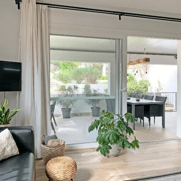 Bungalow with large terrace in a quiet park - beach nearby，位于锡蒂奥卡拉翁达的酒店