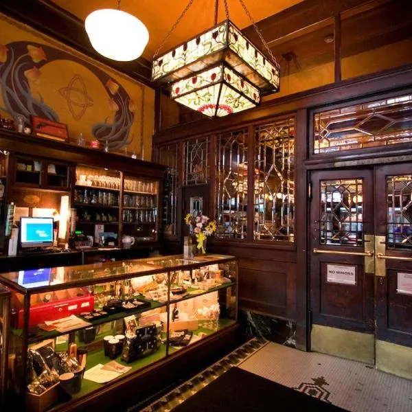 McMenamins Olympic Club，位于Rochester的酒店