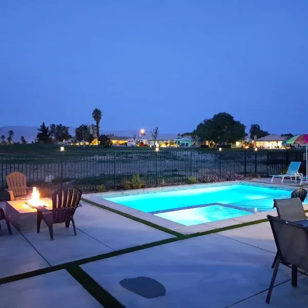 Luxury Oasis, Stunning View, Private Pool, BBQ, Firepit, Gated, Walk to Music Festival，位于印地欧的酒店