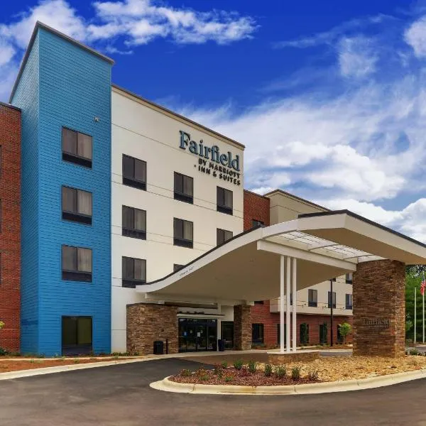 Fairfield Inn & Suites by Marriott Asheville Weaverville，位于Juno的酒店