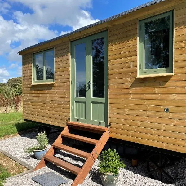 Cosy Shepherd Huts near Newborough Forest Anglesey，位于Brynteg的酒店