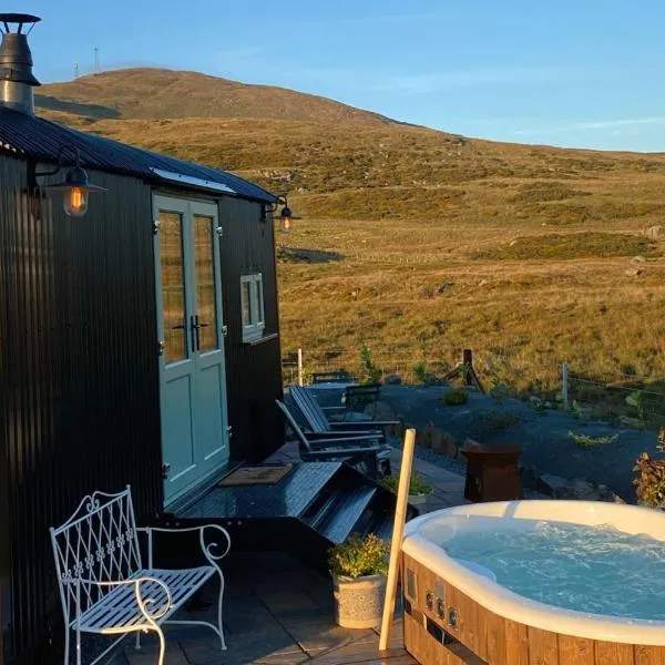 Black hut at Slieve Croob Glamping，位于Ballyward的酒店