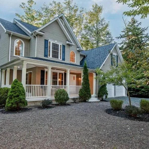 Luxury 4 bedroom house in Pocono Mountains in Golf course Near Lake，位于Pocono Farms East的酒店