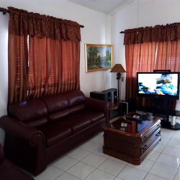 Secure Gated 1BR Home in Caribbean Estate 2BR Also Available，位于Spanish Town的酒店