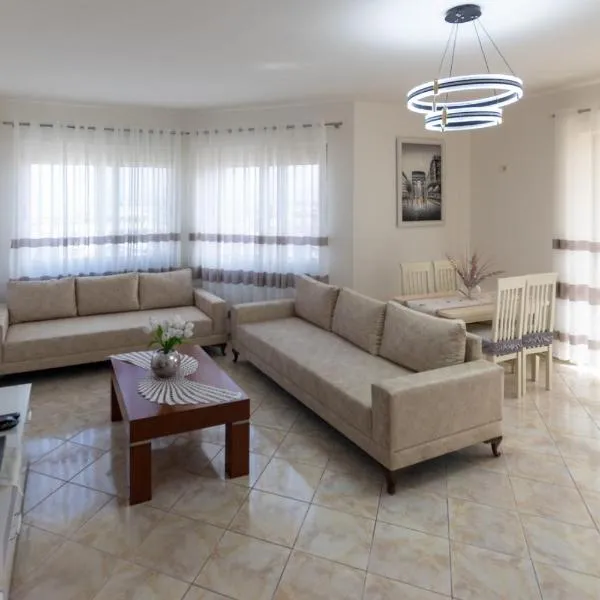 Spacious 2 bedroom apartment in Durres Beach，位于都拉斯的酒店