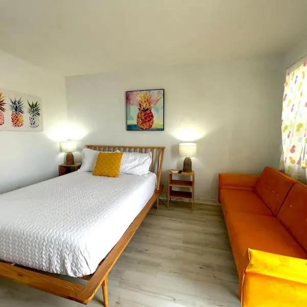 Pineapple Shores Retro Inn 6，位于代托纳海滩的酒店