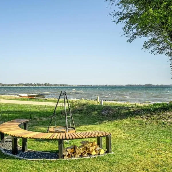Beach Front Home In Sjølund，位于Sjølund的酒店