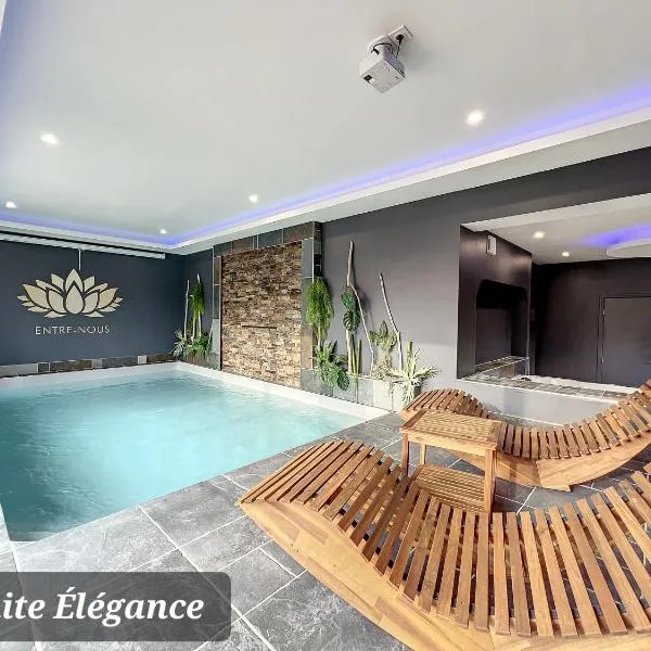 Chambre avec spa, piscine et sauna privatif，位于Louches的酒店