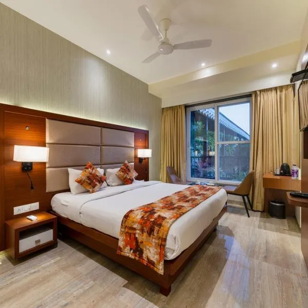 Hotel Town Palace-Best Business Hotel in Bijapur，位于Māngoli的酒店