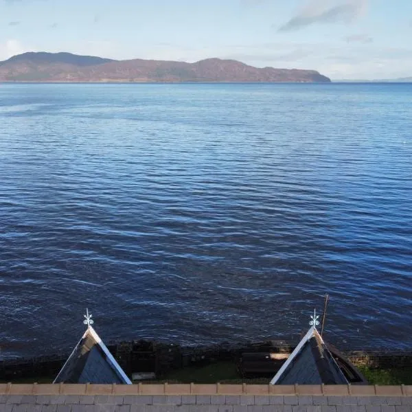 Carnmhor, Isle of Skye - Stunning 242 year old cottage on its own sea shore!，位于Breakish的酒店