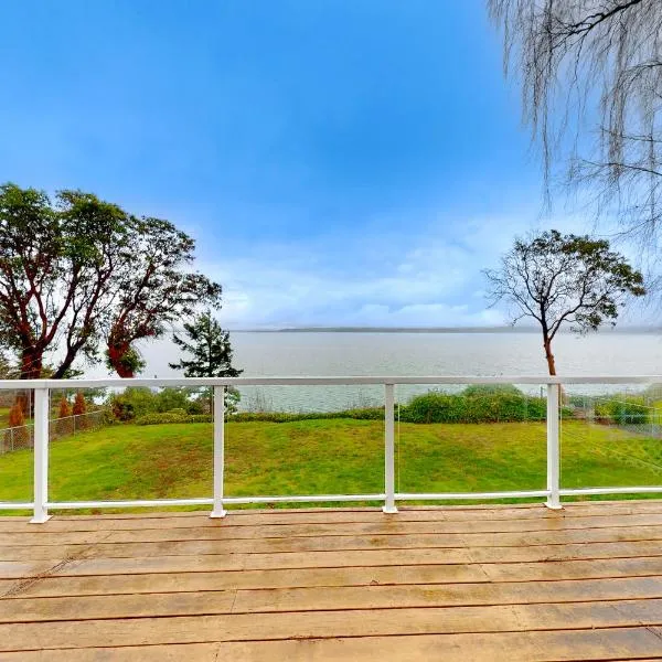 Camano Waterfront Delight，位于Saratoga Shores的酒店