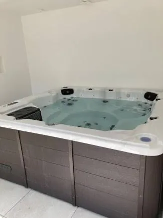Gîte tout confort (SPA, Sauna, piscine chauffée)，位于Saint-Vivien的酒店