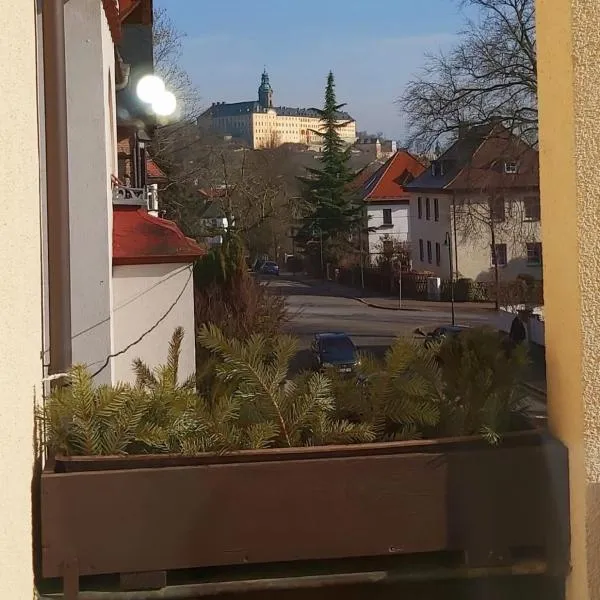Schöne Altbauwohnung mit großer Sonnenterrasse，位于Kirchremda的酒店