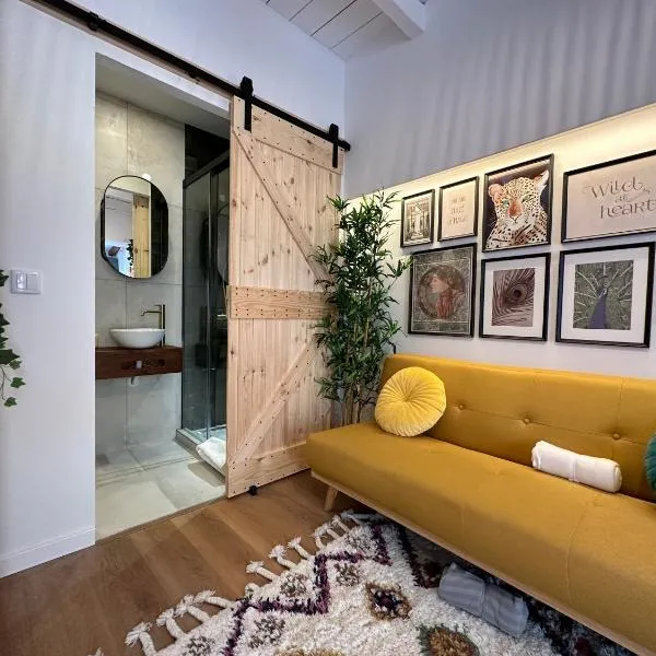 Estoril Tiny Home 5 Minutes From the Beach，位于埃斯托利尔的酒店