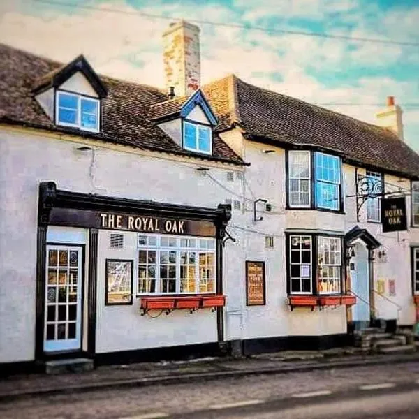 The Royal Oak，位于Alderton的酒店