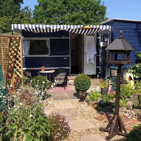 Down The Garden Path Vintage Caravan B&B , Hennock，位于牛顿阿伯特的酒店