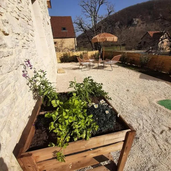 P'tit cocon au cœur du Lot avec piscine，位于Dégagnac的酒店