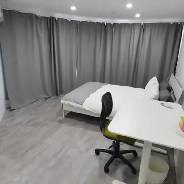 Dana-Spacious Private Room in Shared 2-Bedroom Apartment-2，位于堪培拉的酒店