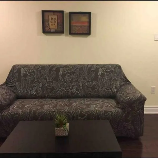 Cozy & Spacious Suite with Private Bathroom near Toronto Airport !，位于Mississauga的酒店