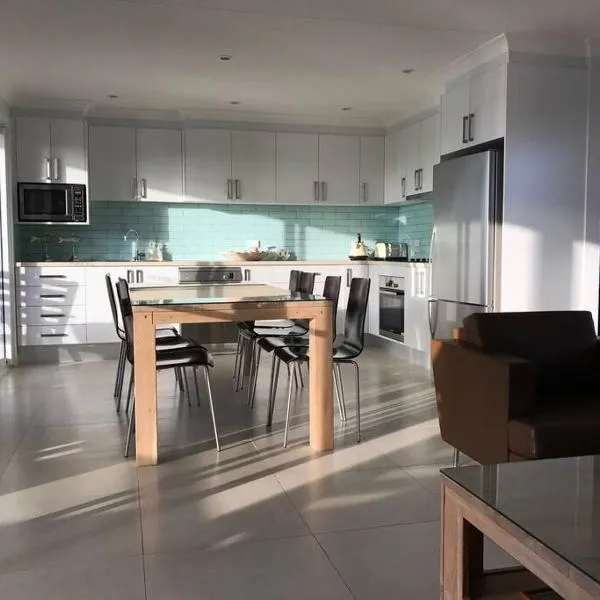 Summer Salt Beach House，位于阿勒达拉的酒店