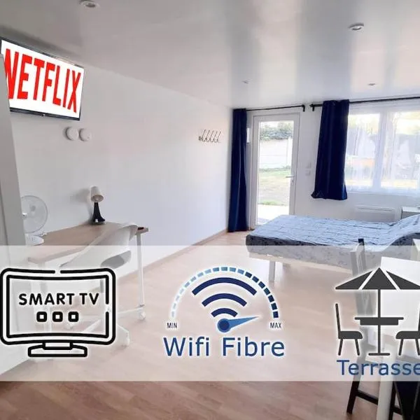 Studio en rez de jardin avec terrasse privée - Le petit Château Avesnois - TV - WIFI - logement complet，位于Avesnes-sur-Helpe的酒店
