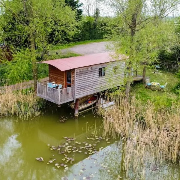 Lakeside Cabin on Stilts- 'Kingfisher'，位于Ombersley的酒店