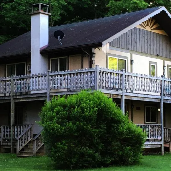 斯莱德山森林之家度假村，位于Claryville的酒店