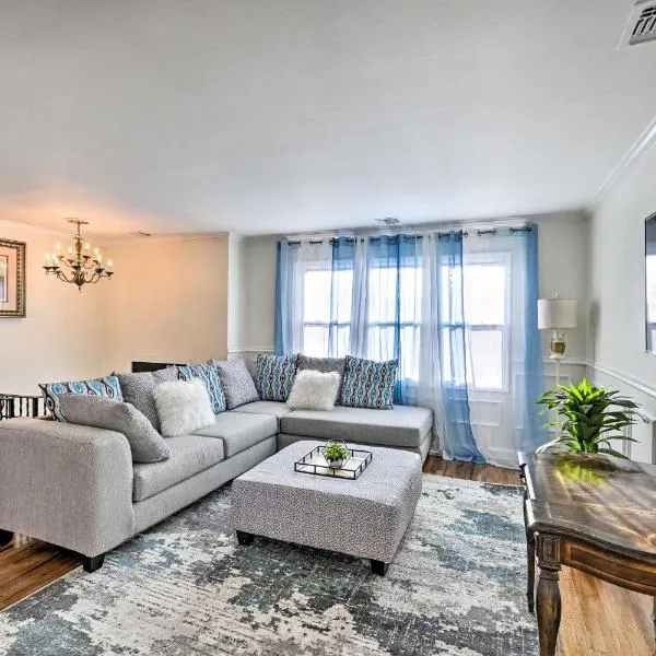 Bay Shore Vacation Rental with Shared Yard!，位于贝肖尔的酒店