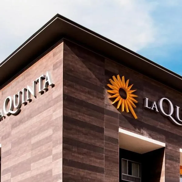 La Quinta Inn & Suites by Wyndham Sulphur Lake Charles，位于萨尔弗的酒店