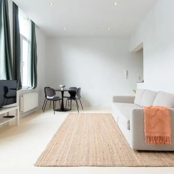 Bright, Spacious Apartments & Perfectly Located in the Heart of Ghent，位于根特的酒店