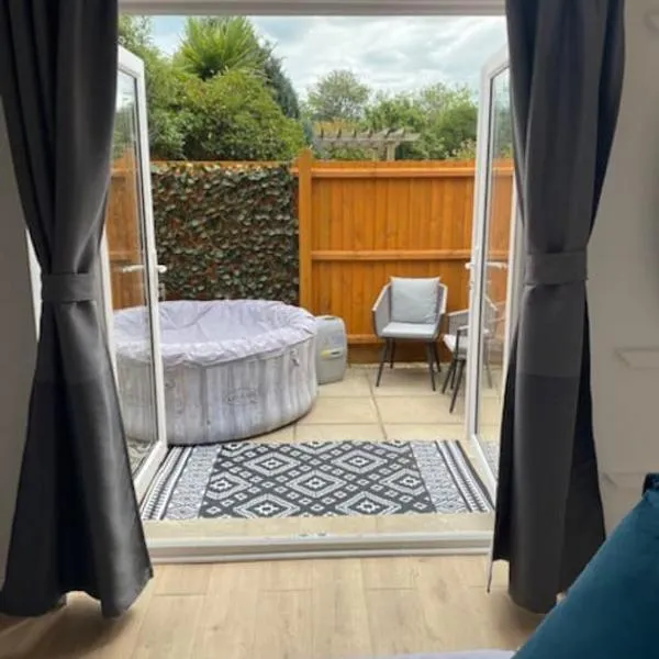 Stylish 1 bedroom studio outdoor area and hot tub，位于伯恩茅斯的酒店