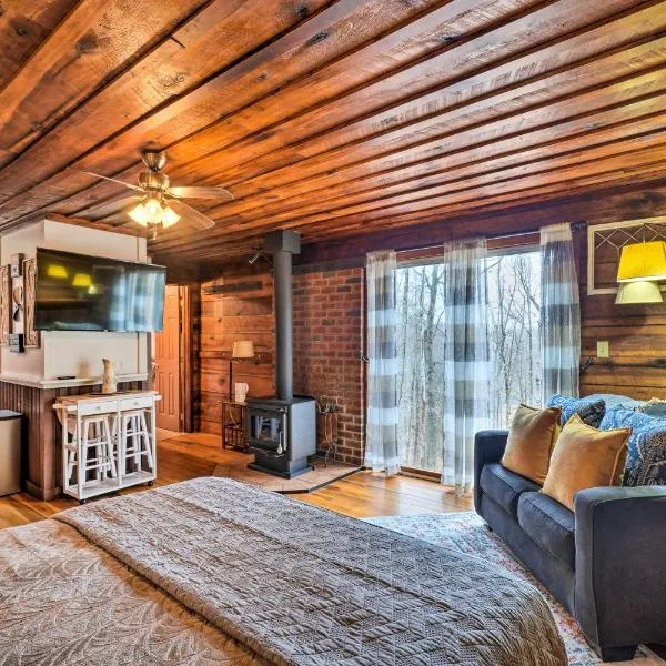 Cozy Tennessee Cabin Rental - 1 Mi to Lake，位于Frogue的酒店