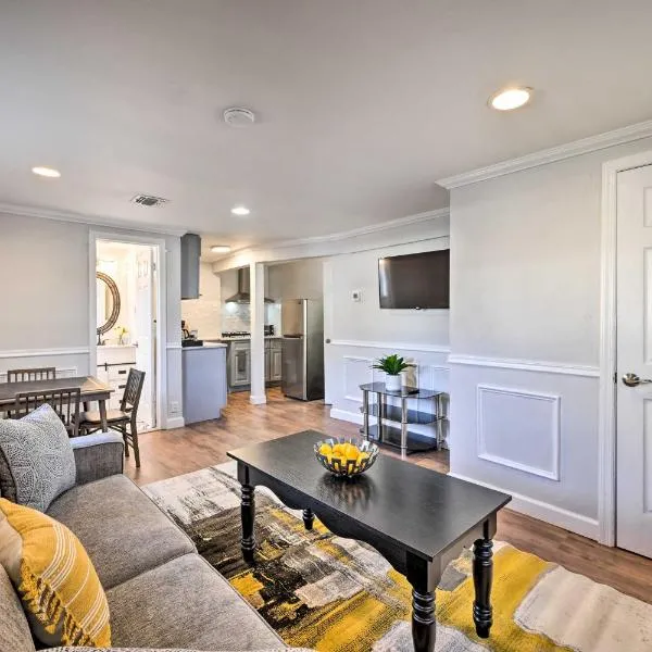 Bay Shore Vacation Rental ~ 7 Mi to the Beach，位于贝肖尔的酒店