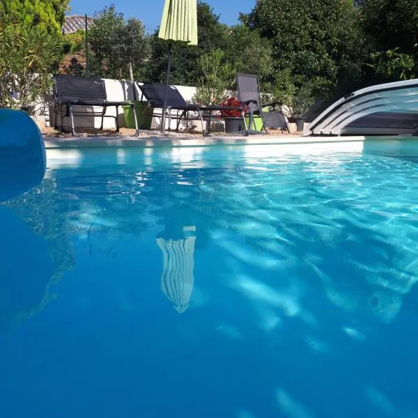 Chambres d'Hôtes dans villa avec piscine chez Raphaële，位于索尔格河畔利勒的酒店