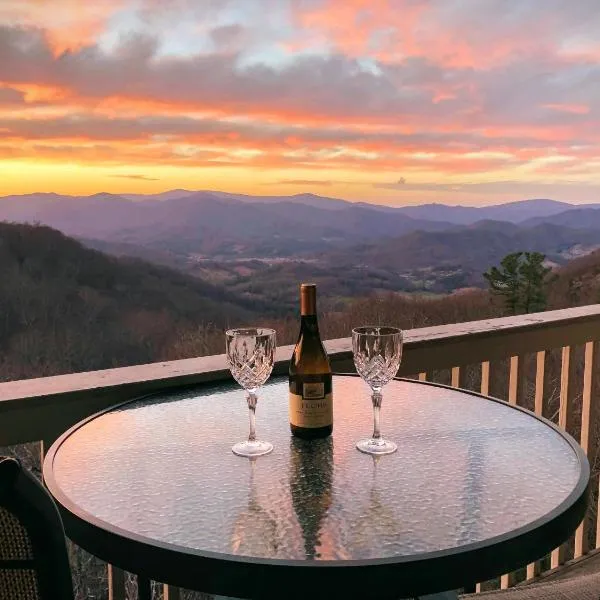 Blue Ridge Mountain Air Retreat with epic mountain views!，位于Burnsville的酒店
