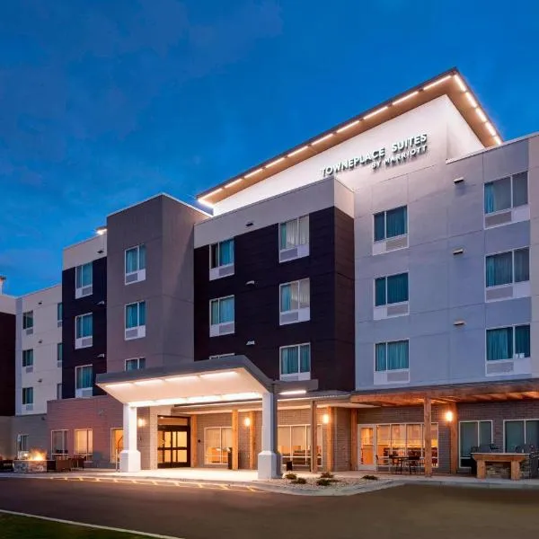 TownePlace Suites by Marriott Grand Rapids Airport，位于Lowell的酒店