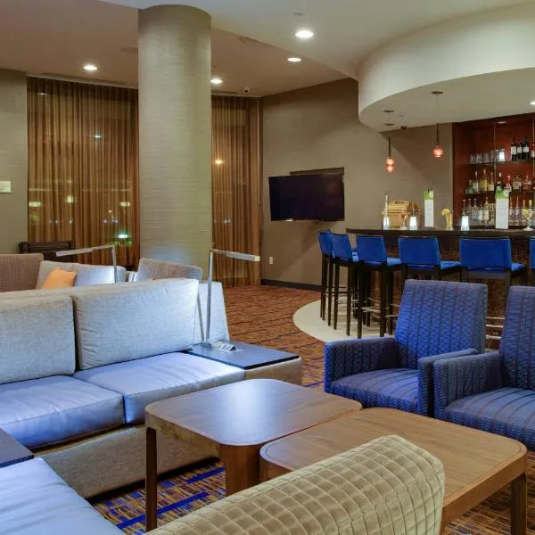 长岛/法明代尔共和国机场万怡酒店，位于West Babylon的酒店