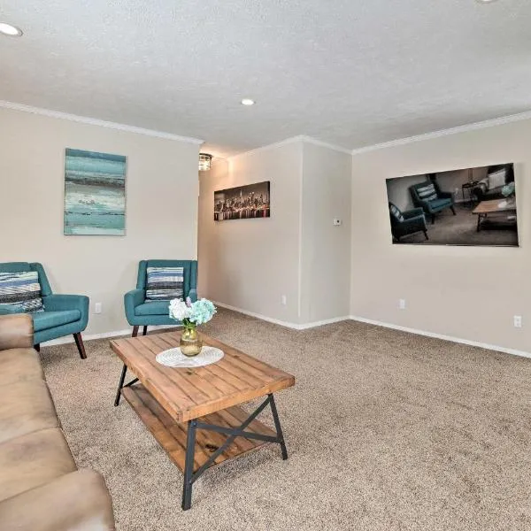 Family Home in Rapid City about 4 Mi to Torch Lake!，位于Rapid City的酒店