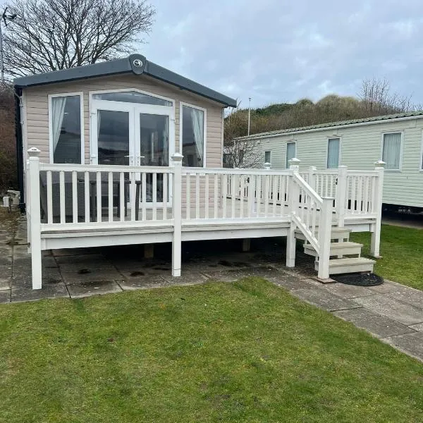 3 Bed Platinum Caravan PRESTHAVEN SANDS，位于莫尔德的酒店