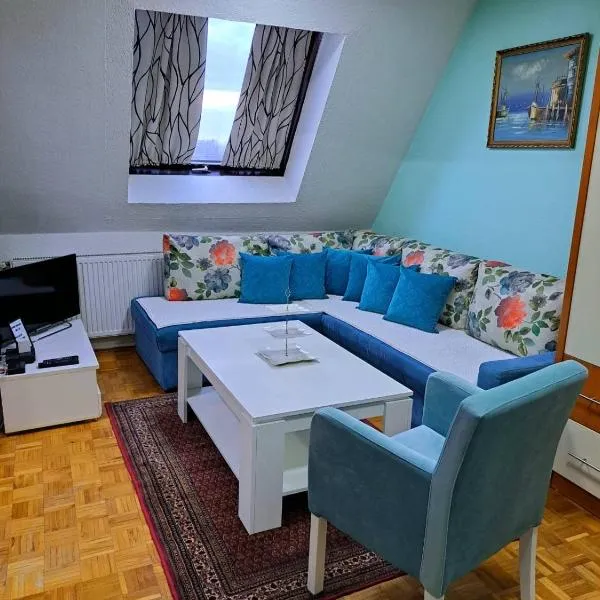 A First class za 4 osobe 2 spavaće sobe，位于图兹拉的酒店