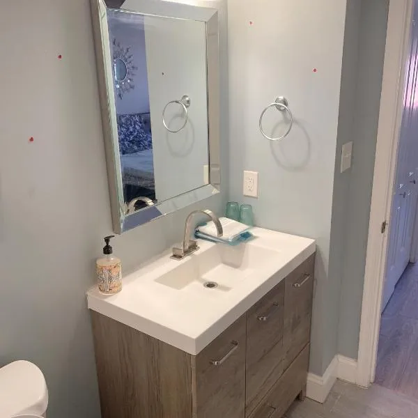 Beautiful master bedroom with private bathroom，位于巴尔的摩的酒店