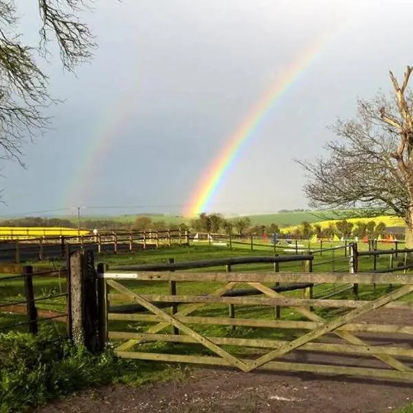 Scotland Lodge Farm, Stonehenge - The Stalls & The Stable Loft - Pets by agreement in the Stable Loft，位于索尔兹伯里的酒店